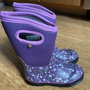 Girls Bogs Classic winter boots size 2.